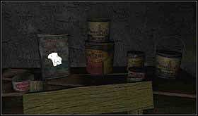 Zwróć uwagę na bardzo brudną puszkę - wytrzyj ją szmatą, a okaże się, że to nafta. Niestety nie możesz jej nalać do swojej lampy. Wyjmij narzędzie i przedziuraw nim puszkę. - NIEDZIELA 13 PAŹDZIERNIKA cz.2 | Scratches - Scratches - poradnik do gry