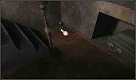 Kamień upadł na dół. Zejdź po schodach, a zauważysz go w rogu. Podnieś go i rzuć jeszcze raz. Tym razem Ci się uda. - PONIEDZIAŁEK 14 PAŹDZIERNIKA cz.2 | Scratches - Scratches - poradnik do gry