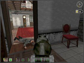 Ostrożnie przeczesuj każde pomieszczenie, uważaj na hall ze schodami prowadzącymi na górę, z którego też może wyskoczyć wróg - Misja 2