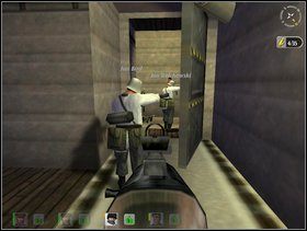 Gdy dojdziesz do miejsca gdzie korytarz rozgałęzia się na dwie odnogi jednego człowieka skieruj w lewo (w stronę pomieszczenia z mundurami ) a drugiego w prawo (w stronę pokoju dowódcy ) - Misja 4