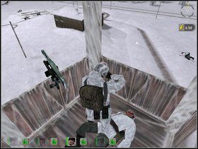 Jednym komandosem możesz wdrapać się na wieżę strażniczą (reszta kolegów osłania go wówczas) i użyć zamontowanego na tej konstrukcji kaemu przeciwko obsadzie działek plot - Misja 1