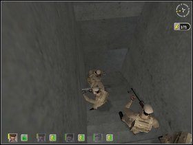 Teraz, kiedy cała górna kondygnacja tej tajnej bazy partyzantów jest wyczyszczona z przeciwników, możesz zejść całą ekipą po schodach na dół - Misja 4