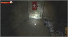 Po tym, jak stracisz własną broń, dostaniesz się do pomieszczenia, z którego wyjście zatarasowane jest przez biurko - Sekrety | CHAPTER I | Condemned Criminal Origins - Condemned: Criminal Origins - poradnik do gry