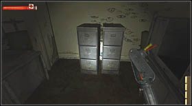 Pierwszy kawałek metalu przymocowany jest do ściany zasłoniętej przez szafki z szufladami na dokumenty - Sekrety | CHAPTER II | Condemned Criminal Origins - Condemned: Criminal Origins - poradnik do gry