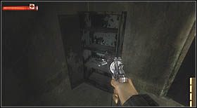 Przekraczając pierwsze porąbane drzwi, znajdziesz się w mrocznym korytarzu, by móc go pokonać, zmuszony jesteś przesunąć metalowy regał - Sekrety | CHAPTER III | Condemned Criminal Origins - Condemned: Criminal Origins - poradnik do gry