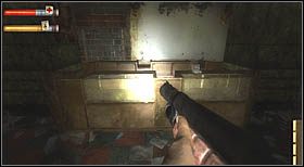 Będąc na górze [#5] , skręć najpierw w prawo, gdyż w znajdującej się tam gablocie jest pistolet (idealny na wyeliminowanie dwóch grasujących w pobliżu przeciwników) - Barts Department Store (2) | CHAPTER V | Condemned Criminal Origins - Condemned: Criminal Origins - poradnik do gry