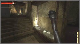 Minąwszy pierwszy odcinek na balkonie, trafisz do korytarza z gablotami po obu stronach - Sekrety | CHAPTER V | Condemned Criminal Origins - Condemned: Criminal Origins - poradnik do gry