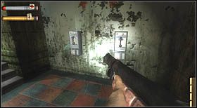 W trakcie wchodzenia po nieruchomych schodach (zaraz za pomieszczeniem z przewróconą świąteczne choinką), po prawej będziesz mógł dostrzec dwa telefony - Sekrety | CHAPTER V | Condemned Criminal Origins - Condemned: Criminal Origins - poradnik do gry