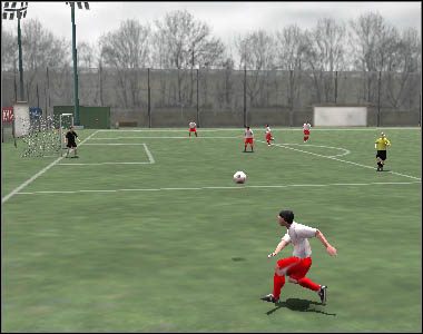 Poprzez dwukrotne kliknięcie [A] możemy posłać piłkę po ziemi - Dośrodkowania | Poruszanie się | Mistrzostwa Świata FIFA 2006 - Mistrzostwa Świata FIFA 2006 - poradnik do gry