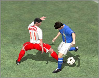 Poprzez przytrzymanie [D] zaczynamy kryć rywala - Obrona i faule | Poruszanie się | Mistrzostwa Świata FIFA 2006 - Mistrzostwa Świata FIFA 2006 - poradnik do gry