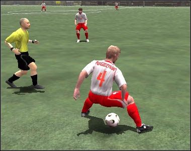 Jeżeli naciśniemy [Z] w takiej samej sytuacji jak powyżej, piłkarz wykona markowanie przyjęcia podania - Podania | Poruszanie się | Mistrzostwa Świata FIFA 2006 - Mistrzostwa Świata FIFA 2006 - poradnik do gry