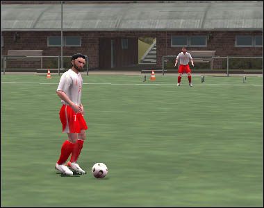 Dodam jeszcze, że poprzez naciśnięcie klawisza [Q] wydaje się komendę biegu w stronę bramki przeciwnika - Podania | Poruszanie się | Mistrzostwa Świata FIFA 2006 - Mistrzostwa Świata FIFA 2006 - poradnik do gry