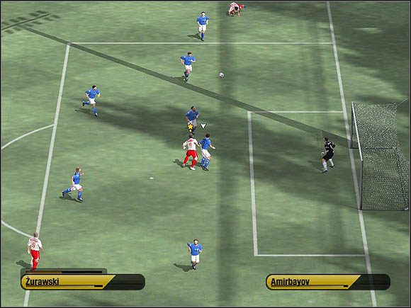 Jeżeli dośrodkowanie okaże się celne i jeden z naszych piłkarzy przejmie piłkę, mamy dwie możliwości: albo poprzez natychmiastowe naciśnięcie [D] spróbujemy zdobyć gola z główki, albo poczekamy chwilę, aż piłkarz umieści sobie piłkę koło stóp - Gra na skrzydłach i dośrodkowania | Rozwiązania taktyczne | FIFA 2006 - Mistrzostwa Świata FIFA 2006 - poradnik do gry