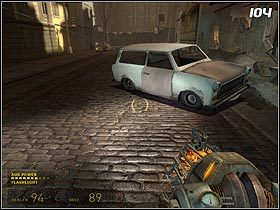 Skorzystaj z otwartego wejścia (#102) do budynku po prawej stronie i ruszaj w dalszą drogę - Urban Flight cz.2 | Half-Life 2 Episode One - Half-Life 2: Episode One - poradnik do gry