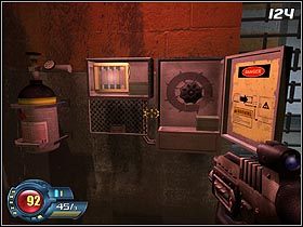 W jednym z mniejszych pomieszczeń (#123) znajdziesz poszukiwane bezpieczniki (o tym, że są właściwe, poinformuje Cię drogą radiową J - Supremacy Tower - Entry | Solucja SiN Episodes Emergence - SiN Episodes: Emergence - poradnik do gry