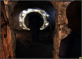 Biegnie za nim aż pod samą karczmę, ale o dziwo, nie ma go w środku, a Benrime zapiera się, że nikt taki tu nie wchodził - Wciąż w ukryciu | Rozdział 5 - Alchera w Dreamfall The Longest Journey - Dreamfall: The Longest Journey - poradnik do gry