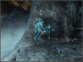 Obok postaci z zieloną i fioletową rośliną na ramieniu, tej która stoi przy tajemniczym budynku, zauważysz rysunek na ścianie, przedstawiający stworzenie niosące koło zębate - NECROPOLIS | Journey to the Moon Podróż na Księżyc - Journey to the Moon: Podróż na Księżyc - poradnik do gry