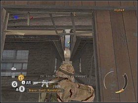 Następnie ostrzelaj wrogów za drewnianym płotem lub rzuć granat dymny tak, aby jeden z oddziałów mógł wbiec do budynku po drugiej strony ulicy - Misja 2 - Na ratunek - Full Spectrum Warrior: Ten Hammers - poradnik do gry