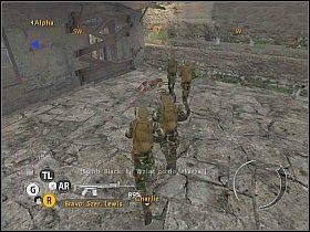 Wyrusz wzdłuż drogi i przy kamiennym murze z prawej, skieruj się na podwórko - Misja 4 - Inwazja Brytyjczyków - Full Spectrum Warrior: Ten Hammers - poradnik do gry