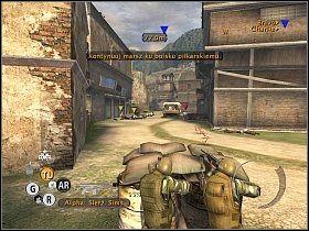 Wyrusz na południe i skorzystaj ze schronienia, jaką zapewniają ci beczki rozlokowane po obu stronach drogi - Misja 4 - Inwazja Brytyjczyków - Full Spectrum Warrior: Ten Hammers - poradnik do gry