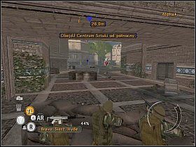 Po oczyszczeniu z wrogów północnej flanki, podejdź drużyną przy długim, kamiennym filarze do narożnika budowli z prawej - Misja 5 - Sztuka wojny - Full Spectrum Warrior: Ten Hammers - poradnik do gry