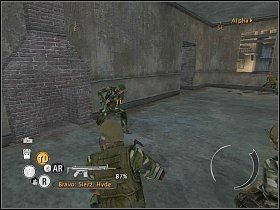 Teraz drużyną stojącą w zaułku przebiegnij szybko na drugą stronę ulicy i przywrzyj do skrzyń stojących przy narożniku budynku na wschodzie - Misja 6 - Most Tien Hammir - Full Spectrum Warrior: Ten Hammers - poradnik do gry