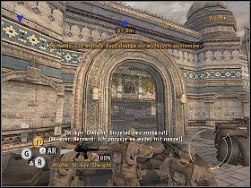 Zacznij iść dwuosobową drużyną wzdłuż muru w kierunku przeciwnym do ruchu wskazówek zegara - Misja 9 - Deszcz ognia - Full Spectrum Warrior: Ten Hammers - poradnik do gry