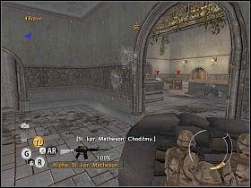 Skieruj się na schody prowadzące na górę (wydaj rozkaz szturm), wyczyść z przeciwników teren obok artylerii [1] , a następnie podłóż pod nią ładunek wybuchowy - Misja 9 - Deszcz ognia - Full Spectrum Warrior: Ten Hammers - poradnik do gry