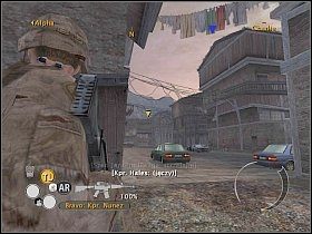 Udaj się teraz do dwóch amerykańskich żołnierzy, ukrywających się za beczkami [1] - Misja 10 - Złamani ludzie - Full Spectrum Warrior: Ten Hammers - poradnik do gry