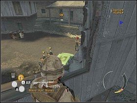 Za zakrętem załatw jeszcze strzelca obsługującego karabin maszynowy na samochodzie, po czym dojdź do prostopadłej ulicy i wezwij konwój - Misja 11 - Zaginiony oddział - Full Spectrum Warrior: Ten Hammers - poradnik do gry