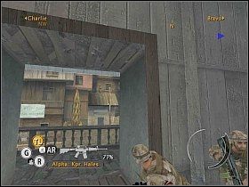 Przed wejściem na plac nie zapomni o wcześniejszym uporaniu się ze snajperami, czekającymi na pobliskich balkonach - Misja 11 - Zaginiony oddział - Full Spectrum Warrior: Ten Hammers - poradnik do gry