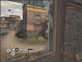 Drugą drużyną wejdź do zaułka, skąd mogłeś rozprawić się ze strzelcem obsługującym karabin maszynowy, po czym idź cały czas na północ (uważaj po drodze na przeciwników) - Misja 12 - Ostatni opór - Full Spectrum Warrior: Ten Hammers - poradnik do gry