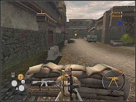 Kiedy droga będzie czysta, skorzystaj ze schodów aby dostać do budynku na zachodzie - Misja 12 - Ostatni opór - Full Spectrum Warrior: Ten Hammers - poradnik do gry