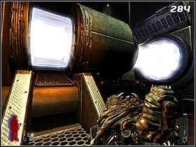 Poczekaj cierpliwie, aż niebieski promień (#284) zniknie, a następnie wejdź do rury po lewej stronie i biegnij przed siebie - [Solucja] Following Her cz.2 | Prey - Prey (2006) - poradnik do gry