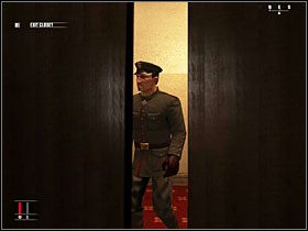 Wróć do szafy i poczekaj aż aktor ponownie uda się na próbę, po czym opuść wreszcie to pomieszczenie - 3 - Curtains Down | Solucja Hitman Krwawa Forsa - Hitman: Krwawa Forsa - poradnik do gry