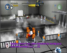 W dużej sali przełącz się na Antillesa i użyj dźwigu (patrz na cień wysięgnika), by z jego pomocą pozbyć się szturmowców w głębi ekranu - Episode IV - Secret Plans | Story Mode LEGO Star Wars II - LEGO Star Wars II: The Original Trilogy - poradnik do gry