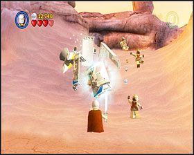 Gdy będziesz w następnej sekcji poziomu, wyeliminuj trzech stojących na półce skalnej Tuskenów i złóż leżące na ziemi klocki - Episode IV - Through the Jundland Wastes | Story Mode LEGO Star Wars II - LEGO Star Wars II: The Original Trilogy - poradnik do gry