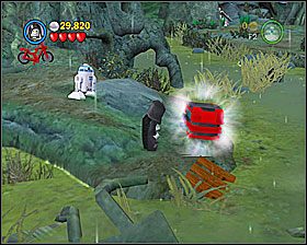 Na prawo od chatki Yody jest czerwona skrzynka, na której możesz użyć Ciemnej Strony - Episode V - Dagobah | Freeplay Mode - LEGO Star Wars II: The Original Trilogy - poradnik do gry