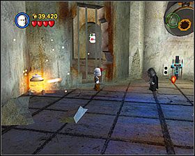 W pomieszczeniu z ciężarkami ułóż stertę klocków po lewej w bombę, po czym strzel w nią kilka razy - Episode VI - Jabbas Palace | Freeplay Mode - LEGO Star Wars II: The Original Trilogy - poradnik do gry