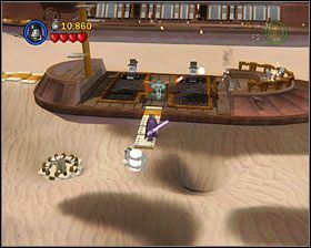 Na drugim skiffie zobaczysz wysuniętą w dół ekranu deskę - użyj R2, by dolecieć z niej po Minikita - Episode VI - The Great Pit of Carkoon | Freeplay Mode - LEGO Star Wars II: The Original Trilogy - poradnik do gry