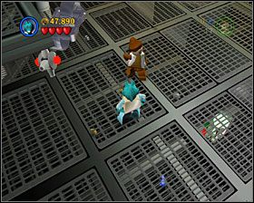 W pomieszczeniu z kratą w podłodze użyj bomb któregoś z Łowców Nagród, by wysadzić jaskrawy, metalowy obiekt leżący na podłodze - Episode IV - Secret Plans | Freeplay Mode - LEGO Star Wars II: The Original Trilogy - poradnik do gry