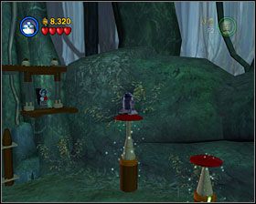 Użyj Mocy (jeśli zgubiłeś Yodę, musisz wrócić po niego na środkową wysepkę) obniż dwa grzybki, po czym piorunem zmień postać na R2 i wjedź na niższy z nich - Episode V - Dagobah | Story Mode LEGO Star Wars II - LEGO Star Wars II: The Original Trilogy - poradnik do gry