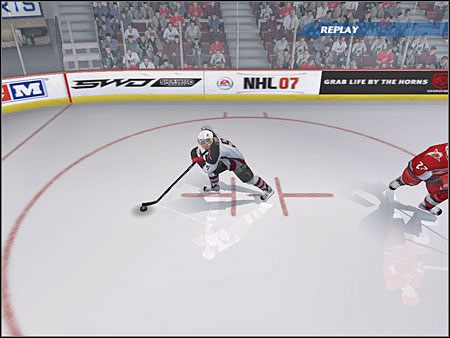 Zawodnik tuż przed bramką przeciwnika. - Auto Deke | Jak grać w NHL 07 - NHL 07 - poradnik do gry