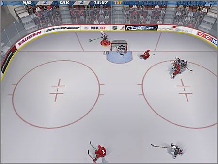 Obrońca dostał krążek i na sprincie objeżdża bramkę. Następnie stara się jak najbardziej oddalić krążek od własnej bramki. - Faceoffs | Jak grać w NHL 07 - NHL 07 - poradnik do gry