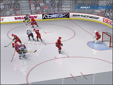 Jak widać na powyższym obrazku Colorado Avalanche (koszulki biało-bordowe) nie ma żadnych szans na stworzenie groźnej akcji - Gra w przewadze, osłabieniu | Jak grać w NHL 07 - NHL 07 - poradnik do gry