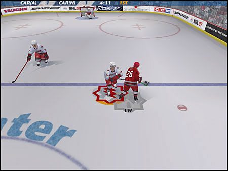 Tym razem bodiczek się nie udał. Za mały rozpęd i komputer sprawnie wymija mojego obrońcę. - Gra w obronie | Jak grać w NHL 07 - NHL 07 - poradnik do gry