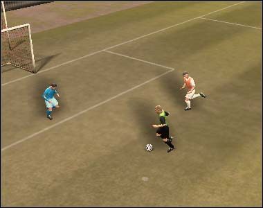 Jednym ze sposobów obrony są również faule - Obrona i faule | Poruszanie się po boisku FIFA 07 - FIFA 07 - poradnik do gry