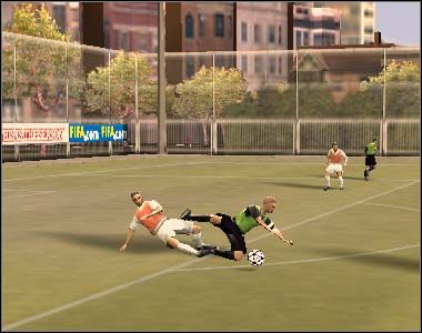 Trzeba pamiętać, że takie zagrania na ogół nagradzane są żółtymi i czerwonymi kartkami - Obrona i faule | Poruszanie się po boisku FIFA 07 - FIFA 07 - poradnik do gry