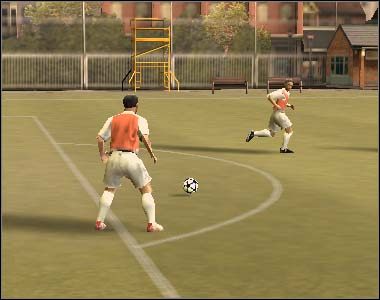 Podania górą są również przydatne przy omijaniu rywali, a także przy przenoszeniu gry do innej, odległej części boiska - Podania | Poruszanie się po boisku FIFA 07 - FIFA 07 - poradnik do gry