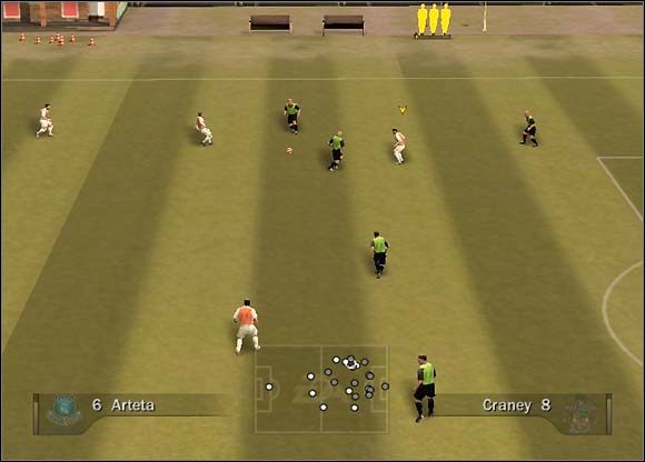 Gdy znajdziemy się obok pola karnego rywala, dośrodkowujemy piłkę - Gra na skrzydłach i dośrodkowania | Taktyka FIFA 07 - FIFA 07 - poradnik do gry